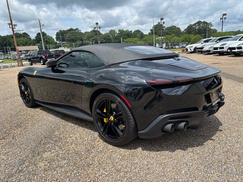 Used 2025 Ferrari Roma Spider RWD image 9