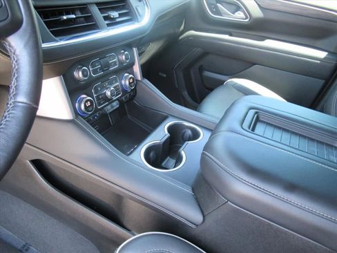 Used 2022 GMC Yukon SLT w/ SLT Luxury Package RWD image 16