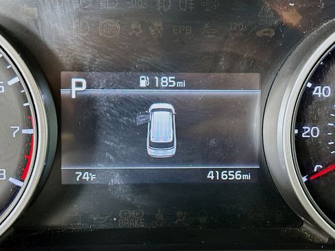 Used 2024 Kia Carnival LX image 19