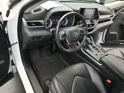 Used 2022 Toyota Highlander XLE image 18