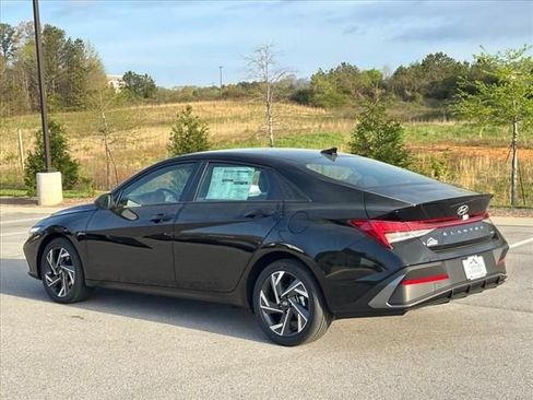 Certified 2025 Hyundai Elantra SEL FWD image 8