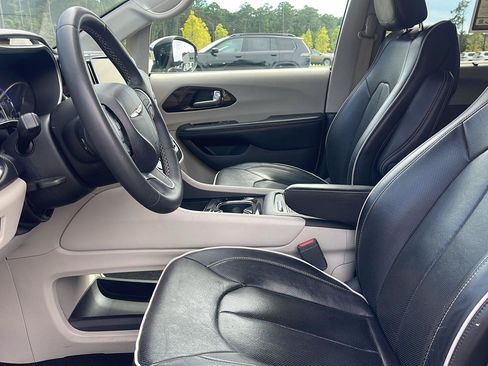 Used 2023 Chrysler Pacifica Limited FWD image 20