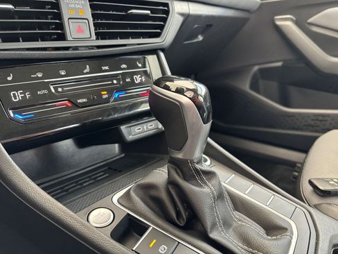 Used 2025 Volkswagen Jetta SE FWD image 42