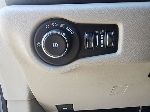 Certified 2023 Chrysler Pacifica Touring-L image 38