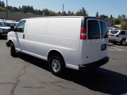 Used 2016 Chevrolet Express 2500 RWD image 10