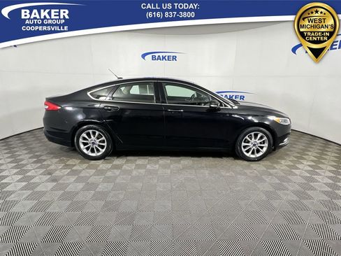 Used 2017 Ford Fusion SE w/ Fusion SE Technology Package image 10