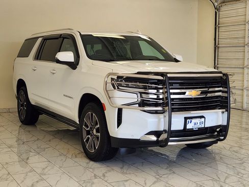 Used 2022 Chevrolet Suburban LT w/ Luxury Package RWD image 3