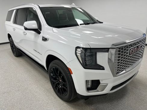 Used 2022 GMC Yukon XL Denali AWD/4WD image 2