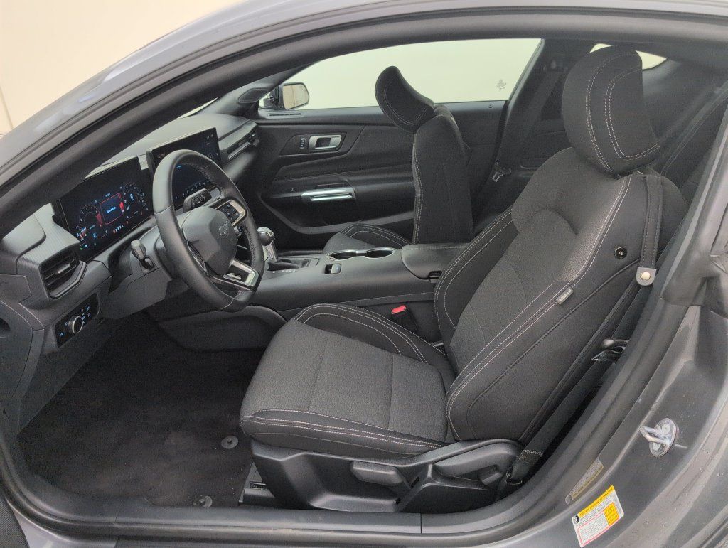 Used 2025 Ford Mustang Coupe RWD image 3
