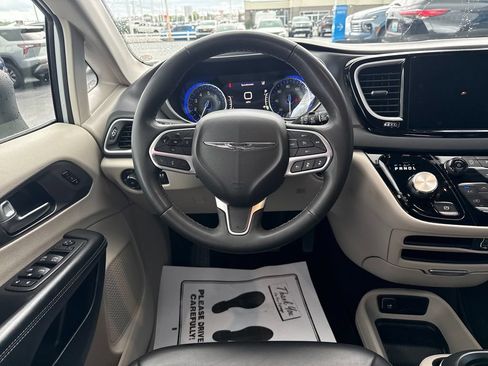 Used 2023 Chrysler Pacifica Touring-L FWD image 15