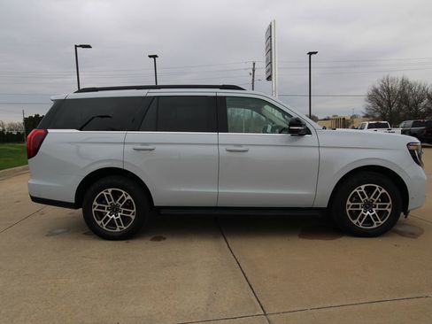 Used 2025 Ford Expedition Active image 4