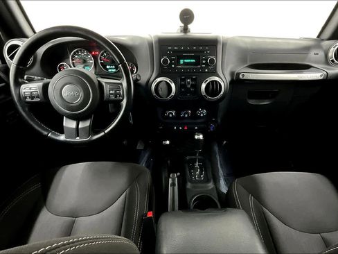 Used 2017 Jeep Wrangler Unlimited Rubicon w/ Connectivity Group AWD/4WD image 16