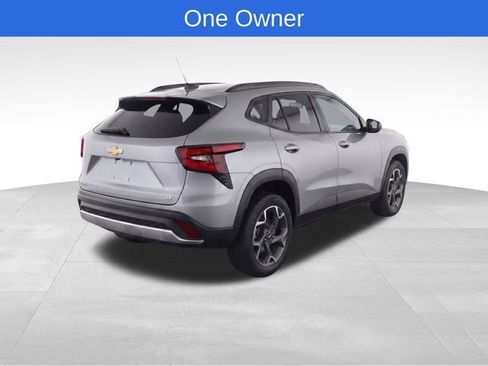 Used 2025 Chevrolet Trax LT w/ LT Convenience Package FWD image 4
