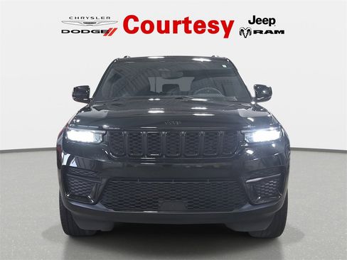 Certified 2023 Jeep Grand Cherokee Altitude image 10