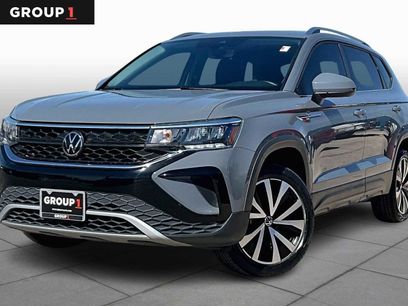 Used 2024 Volkswagen Taos SE w/ Panoramic Sunroof Package