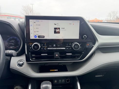 Used 2023 Toyota Highlander Platinum image 11