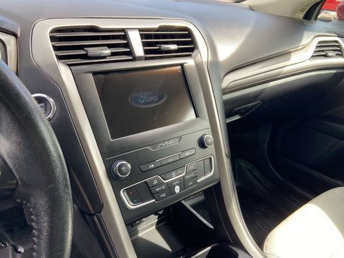 Used 2019 Ford Fusion SE w/ Equipment Group 151A FWD image 17