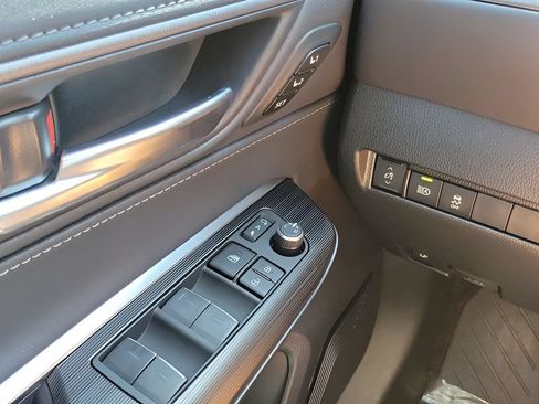 Used 2024 Toyota Venza XLE AWD/4WD image 19