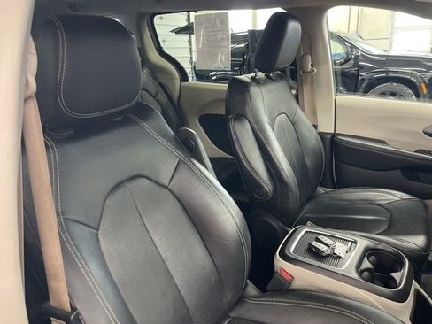 Used 2022 Chrysler Pacifica Touring-L FWD image 36