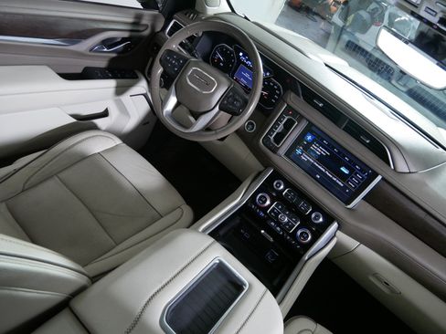 Used 2021 GMC Yukon XL Denali w/ Denali Ultimate Package AWD/4WD image 9