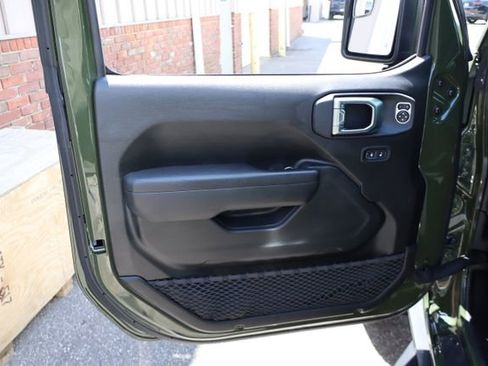 Used 2023 Jeep Gladiator Sport AWD/4WD image 9