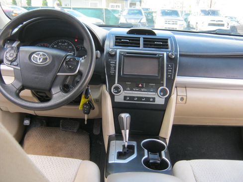 Used 2014 Toyota Camry LE image 12
