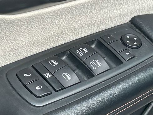 Used 2020 Chrysler Pacifica Touring-L FWD image 27