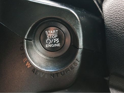 Used 2021 Jeep Renegade Latitude AWD/4WD image 16