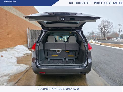 Used 2011 Toyota Sienna LE w/ Towing Pkg image 11