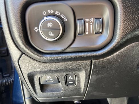 Used 2019 RAM 1500 Laramie AWD/4WD image 27