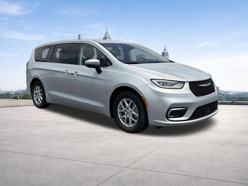 Used 2023 Chrysler Pacifica Touring-L FWD image 7