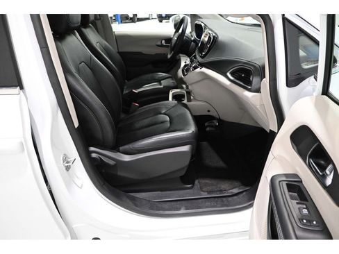 Used 2022 Chrysler Pacifica Touring-L FWD image 15