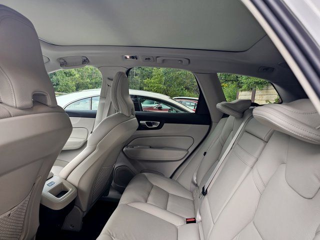 Used 2021 Volvo XC60 T5 Momentum w/ Advanced Package AWD/4WD image 8