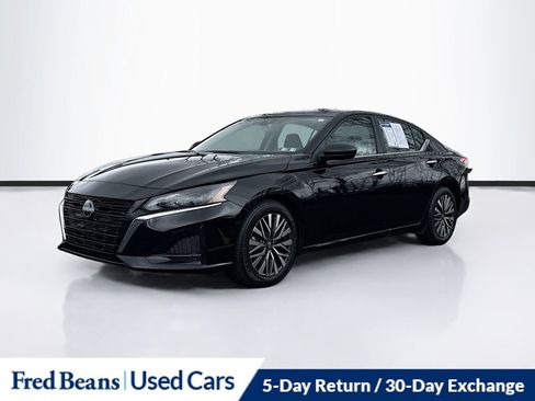Used 2025 Nissan Altima 2.5 SV FWD image 3