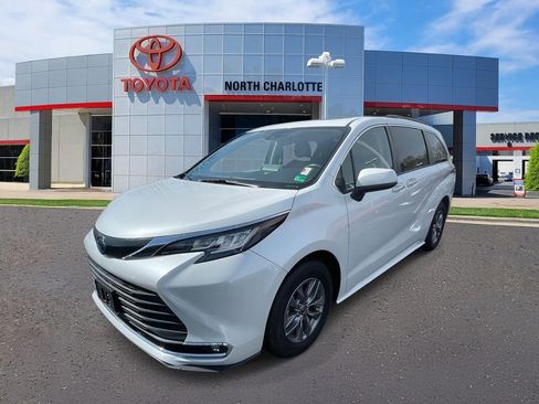 Used 2023 Toyota Sienna XLE image 5
