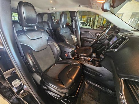 Used 2019 Jeep Cherokee Latitude Plus w/ Comfort/Convenience Group image 10