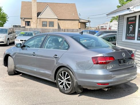 Used 2017 Volkswagen Jetta SE FWD image 4