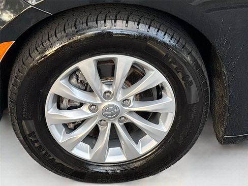 Used 2018 Chrysler Pacifica Touring-L image 37