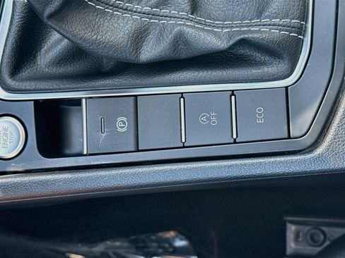 Used 2025 Volkswagen Jetta SE FWD image 25