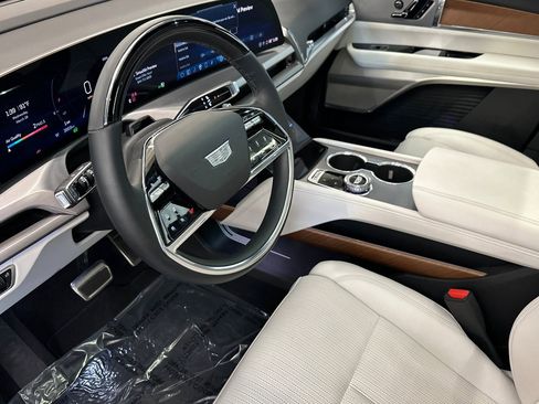 Used 2026 Cadillac Vistiq Luxury image 5