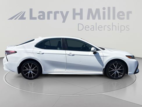 Used 2024 Toyota Camry SE FWD image 6