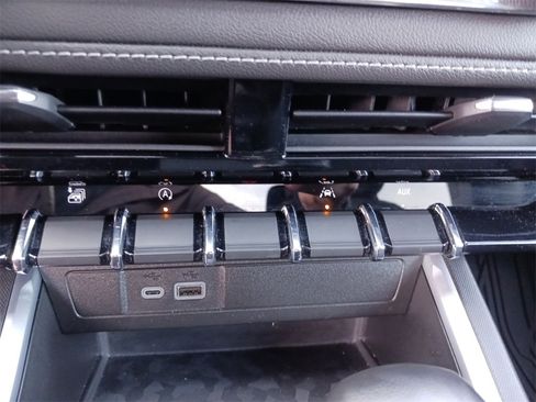 Used 2023 Chevrolet Colorado LT image 25