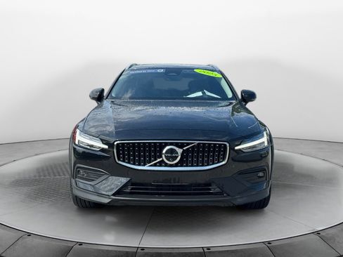 Used 2025 Volvo V60 B5 Cross Country Plus AWD/4WD image 2