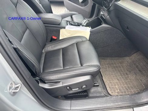 Used 2024 Volvo XC40 B5 Plus w/ Climate Package AWD/4WD image 3