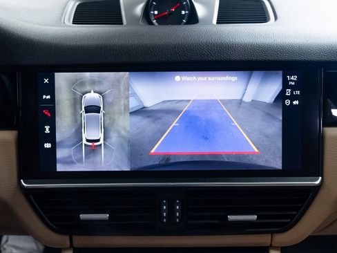 Used 2023 Porsche Cayenne image 13