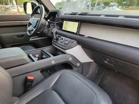 Used 2024 Land Rover Defender 110 S image 9