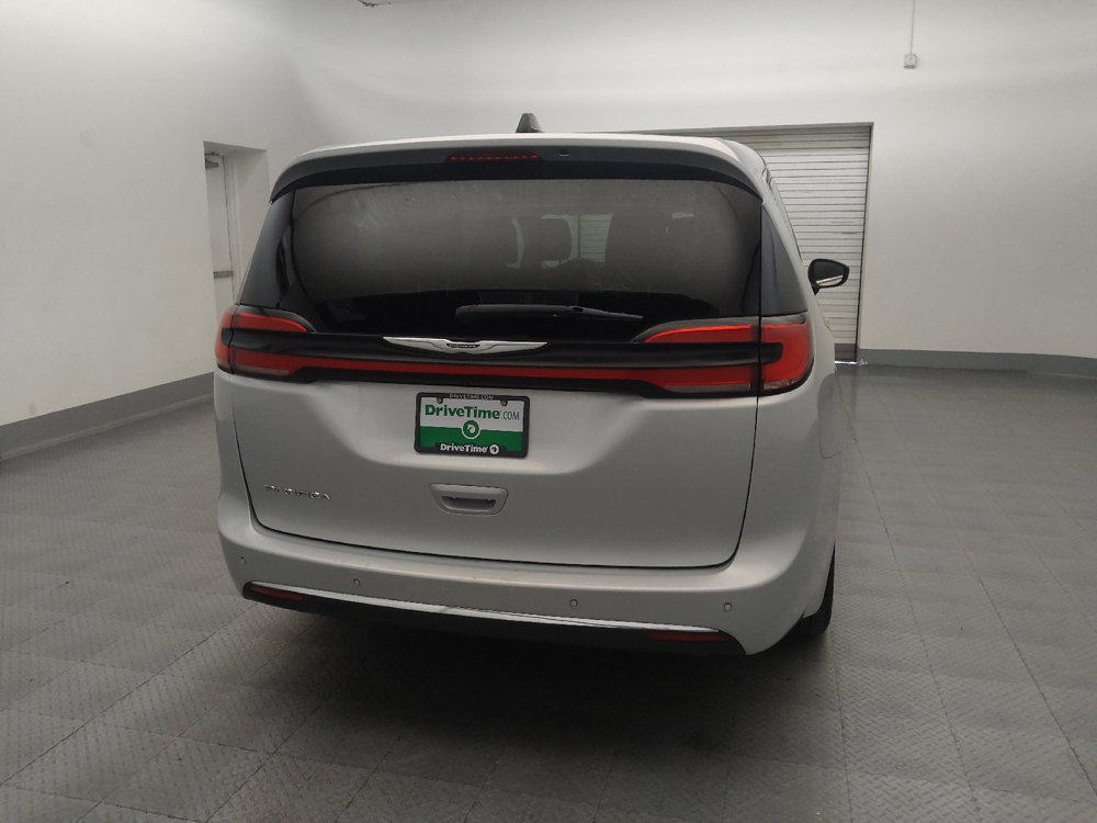 Used 2024 Chrysler Pacifica Touring-L FWD image 7