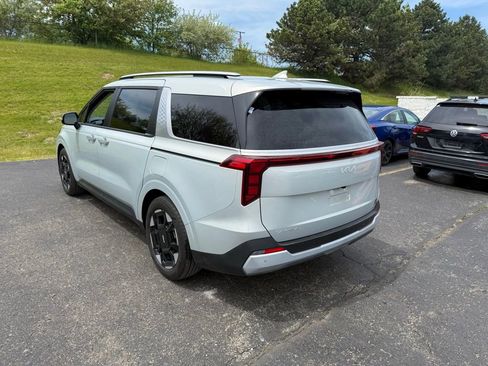 Used 2025 Kia Carnival EX FWD image 2