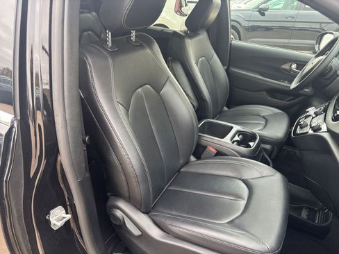 Used 2025 Chrysler Pacifica Select image 39