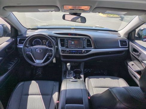 Used 2019 Toyota Highlander Plus AWD/4WD image 24